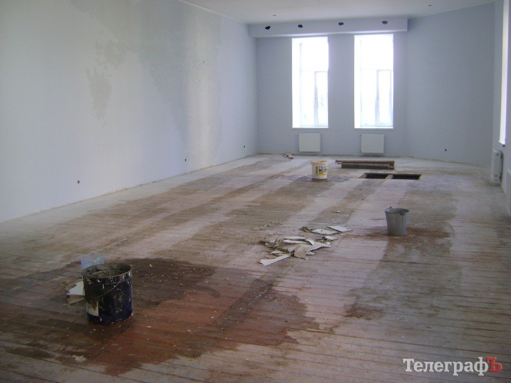 В кременчугском краеведческом музее упал потолок (ФОТО) В кременчугском краеведческом музее упал потолок (ФОТО)