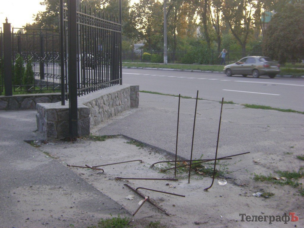«Городской сад» в Кременчуге стал напоминать скорее лес после урагана (ФОТО) «Городской сад» в Кременчуге стал напоминать скорее лес после урагана (ФОТО)