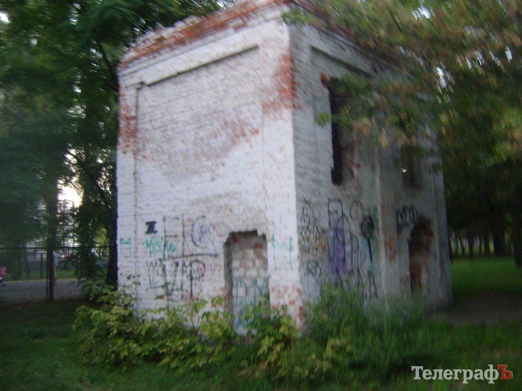 «Городской сад» в Кременчуге стал напоминать скорее лес после урагана (ФОТО) «Городской сад» в Кременчуге стал напоминать скорее лес после урагана (ФОТО)