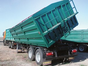 КрАЗ впервые представил автопоезд-зерновоз на «Агро-2012» КрАЗ впервые представил автопоезд-зерновоз на «Агро-2012»