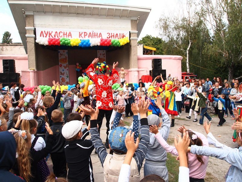 "Лукасна країна знань", де всім весело і солодко "Лукасна країна знань", де всім весело і солодко