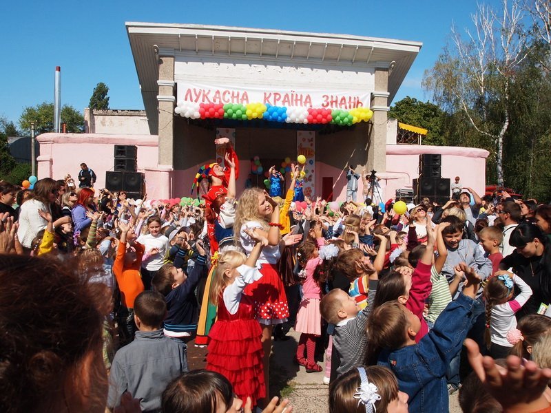 "Лукасна країна знань", де всім весело і солодко "Лукасна країна знань", де всім весело і солодко