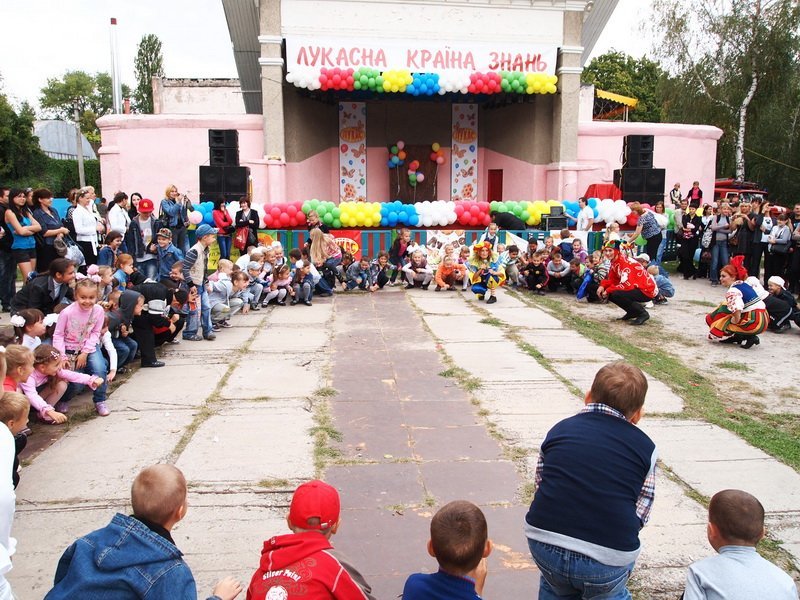 "Лукасна країна знань", де всім весело і солодко "Лукасна країна знань", де всім весело і солодко