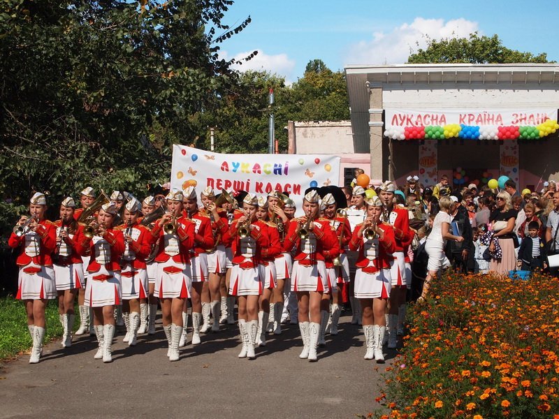 "Лукасна країна знань", де всім весело і солодко "Лукасна країна знань", де всім весело і солодко