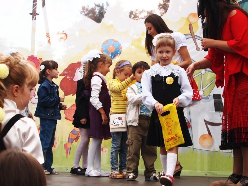 "Лукасна країна знань", де всім весело і солодко "Лукасна країна знань", де всім весело і солодко