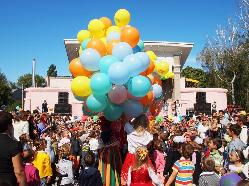 "Лукасна країна знань", де всім весело і солодко "Лукасна країна знань", де всім весело і солодко