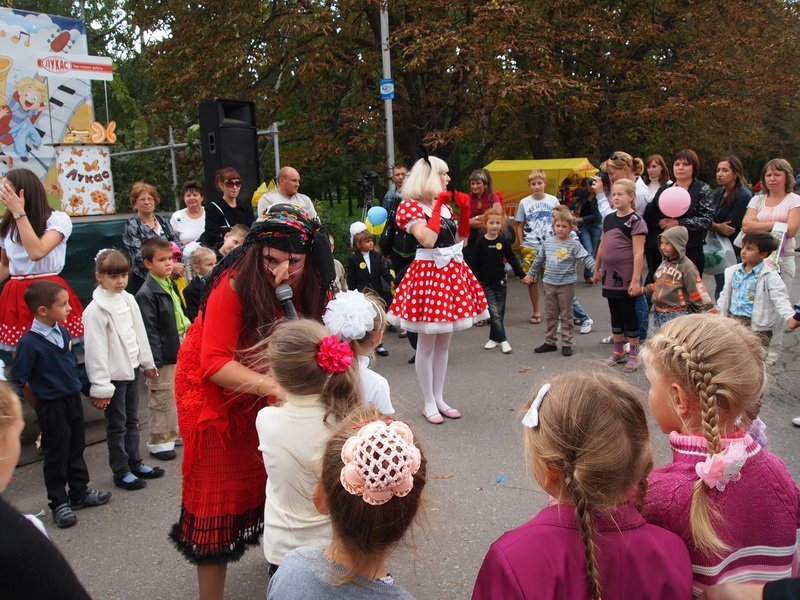 "Лукасна країна знань", де всім весело і солодко "Лукасна країна знань", де всім весело і солодко