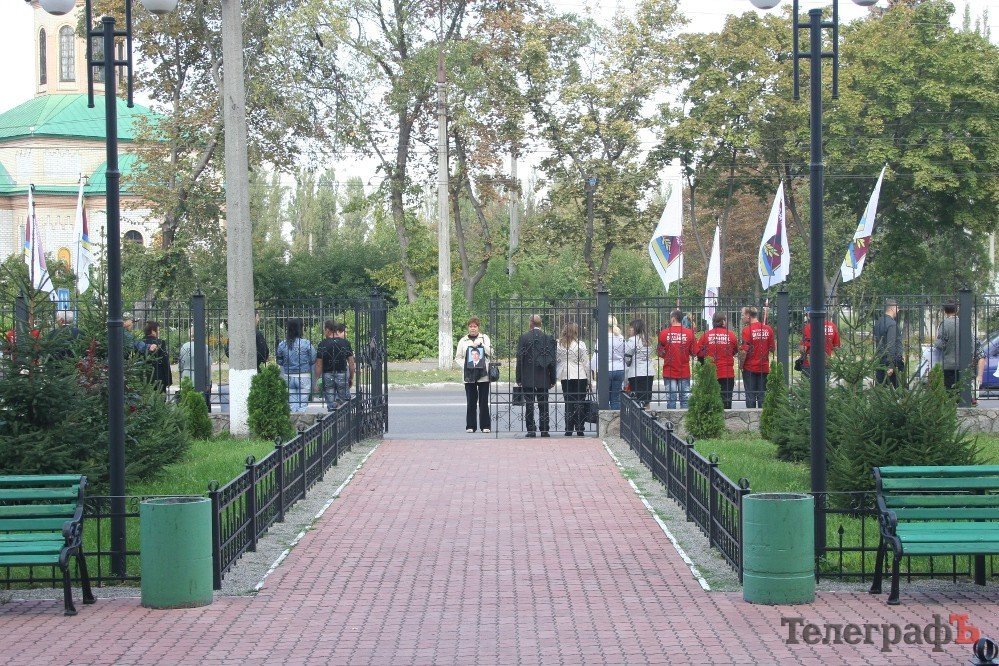 Пикет у прокуратуры Кременчуга: мать погибшего работника завода считает, что не все виновные окажутся на скамье подсудимых (ФОТО) Пикет у прокуратуры Кременчуга: мать погибшего работника завода считает, что не все виновные окажутся на скамье подсудимых (ФОТО)