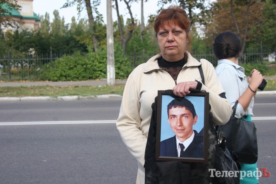 Пикет у прокуратуры Кременчуга: мать погибшего работника завода считает, что не все виновные окажутся на скамье подсудимых (ФОТО) Пикет у прокуратуры Кременчуга: мать погибшего работника завода считает, что не все виновные окажутся на скамье подсудимых (ФОТО)