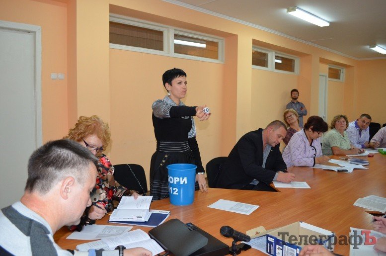 Скандал в окружкоме: жеребьевка с помощью ведра (ФОТО) Скандал в окружкоме: жеребьевка с помощью ведра (ФОТО)