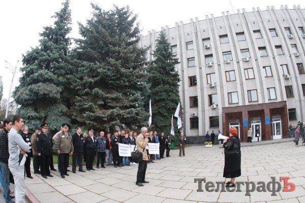 В Кременчуге потребовали очистить горсовет от "шелухи" - пикет перед сессией В Кременчуге потребовали очистить горсовет от "шелухи" - пикет перед сессией