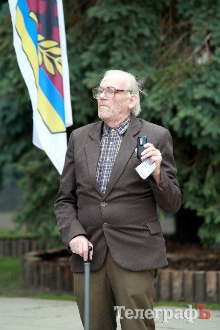 В Кременчуге потребовали очистить горсовет от "шелухи" - пикет перед сессией В Кременчуге потребовали очистить горсовет от "шелухи" - пикет перед сессией