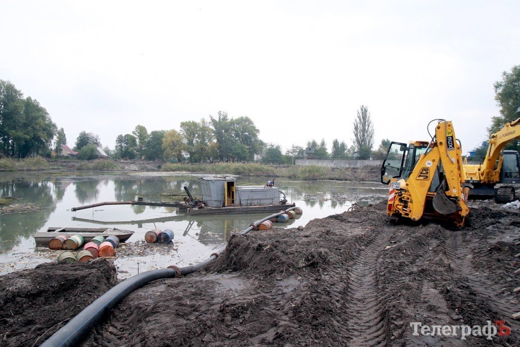 В «Городском саду» начали чистить озеро (ФОТО) В «Городском саду» начали чистить озеро (ФОТО)