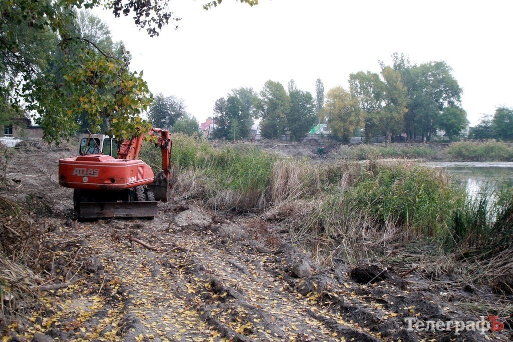 В «Городском саду» начали чистить озеро (ФОТО) В «Городском саду» начали чистить озеро (ФОТО)
