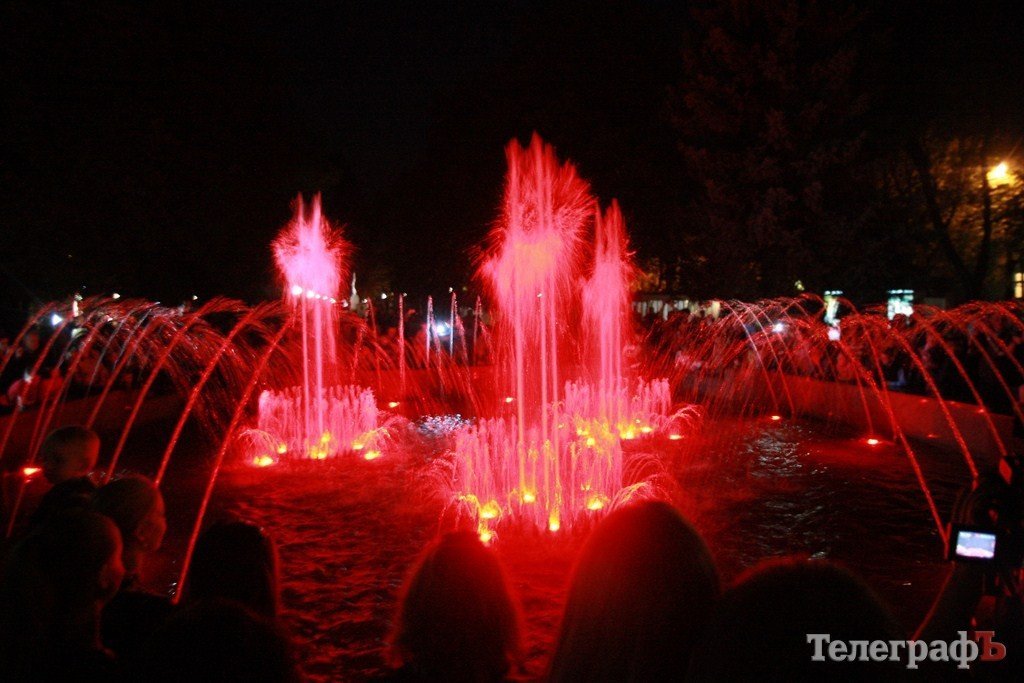 В сквере «Октябрьский» заработал свето-музыкальный фонтан (Видео, Фото) В сквере «Октябрьский» заработал свето-музыкальный фонтан (Видео, Фото)