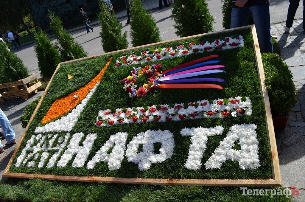 В Кременчуге прошла выставка цветов ко дню города (ФОТО) В Кременчуге прошла выставка цветов ко дню города (ФОТО)