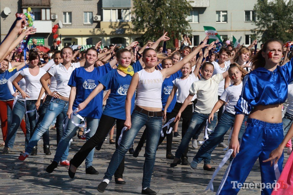 В Кременчуге на площади Победы прошел флеш-моб «Майданс» (Видео, фото) В Кременчуге на площади Победы прошел флеш-моб «Майданс» (Видео, фото)