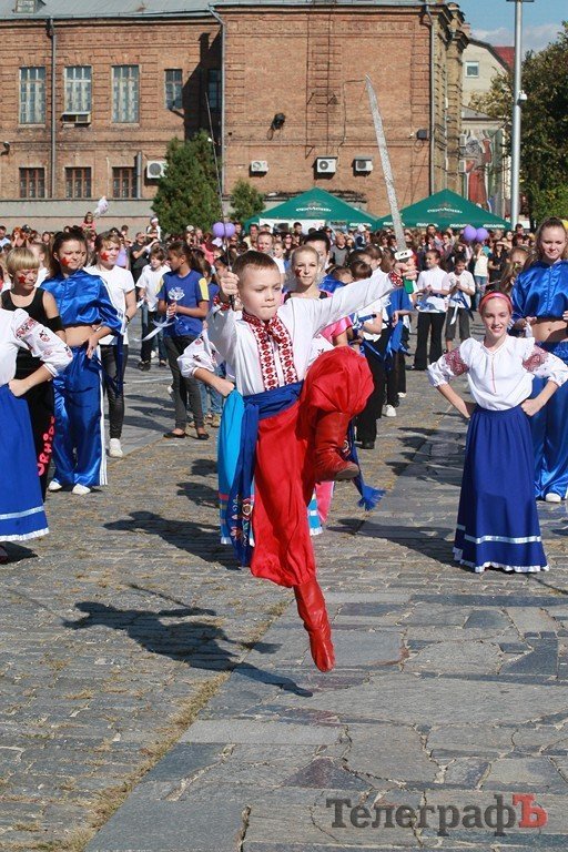 В Кременчуге на площади Победы прошел флеш-моб «Майданс» (Видео, фото) В Кременчуге на площади Победы прошел флеш-моб «Майданс» (Видео, фото)