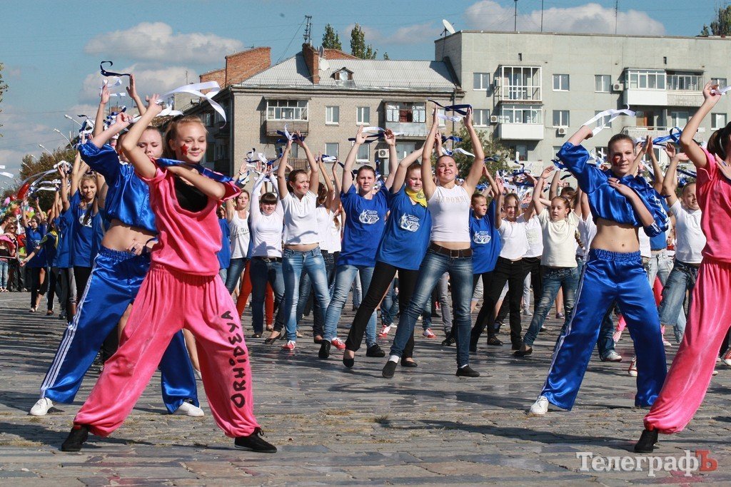 В Кременчуге на площади Победы прошел флеш-моб «Майданс» (Видео, фото) В Кременчуге на площади Победы прошел флеш-моб «Майданс» (Видео, фото)