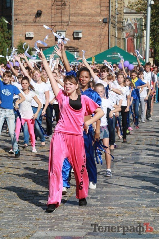 В Кременчуге на площади Победы прошел флеш-моб «Майданс» (Видео, фото) В Кременчуге на площади Победы прошел флеш-моб «Майданс» (Видео, фото)