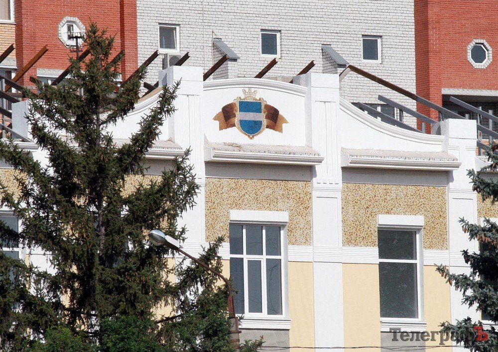 Фасад музея украсил герб Кременчуга Фасад музея украсил герб Кременчуга