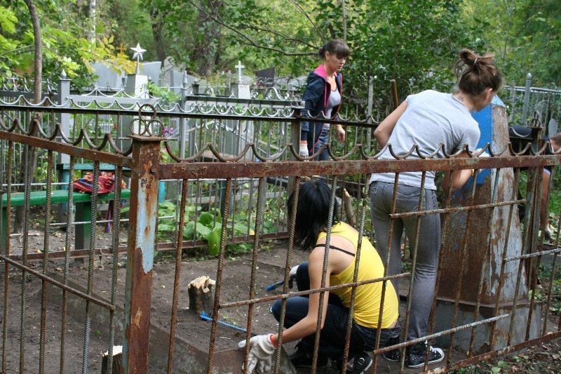 Благотворительный фонд «Сонячні долоні» и воспитанники интерната Макаренко убрали заброшенные могилы солдат, погибших во время войны Благотворительный фонд «Сонячні долоні» и воспитанники интерната Макаренко убрали заброшенные могилы солдат, погибших во время войны