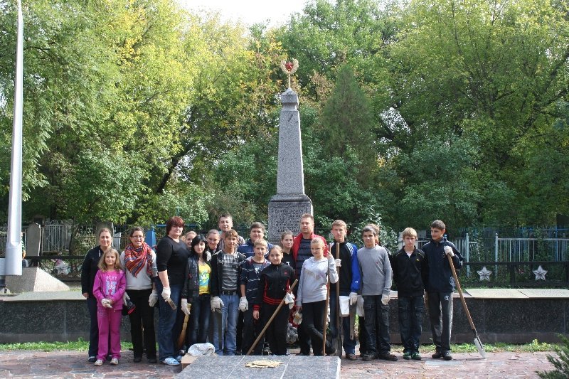 Благотворительный фонд «Сонячні долоні» и воспитанники интерната Макаренко убрали заброшенные могилы солдат, погибших во время войны Благотворительный фонд «Сонячні долоні» и воспитанники интерната Макаренко убрали заброшенные могилы солдат, погибших во время войны