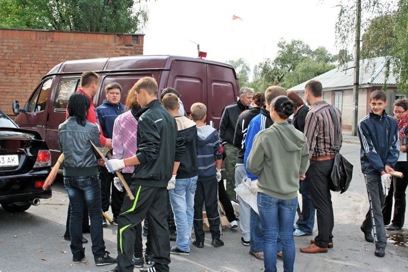 Благотворительный фонд «Сонячні долоні» и воспитанники интерната Макаренко убрали заброшенные могилы солдат, погибших во время войны Благотворительный фонд «Сонячні долоні» и воспитанники интерната Макаренко убрали заброшенные могилы солдат, погибших во время войны