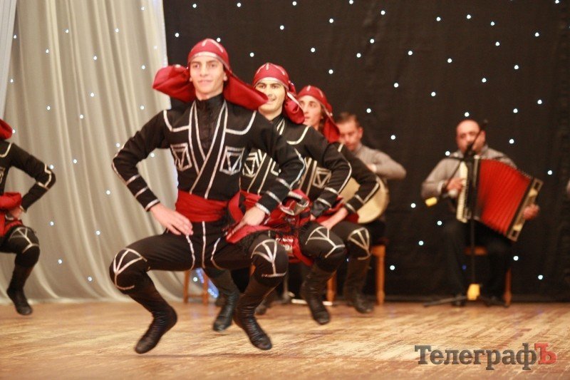 В Кременчуге 30 джигитов из Кутаиси танцевали с мечами, метали ножи и даже исполнили... гопак (ФОТО) В Кременчуге 30 джигитов из Кутаиси танцевали с мечами, метали ножи и даже исполнили... гопак (ФОТО)