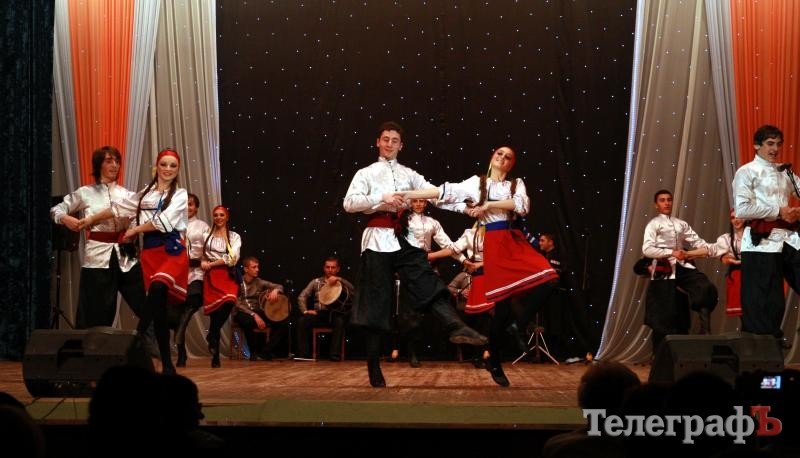 В Кременчуге 30 джигитов из Кутаиси танцевали с мечами, метали ножи и даже исполнили... гопак (ФОТО) В Кременчуге 30 джигитов из Кутаиси танцевали с мечами, метали ножи и даже исполнили... гопак (ФОТО)