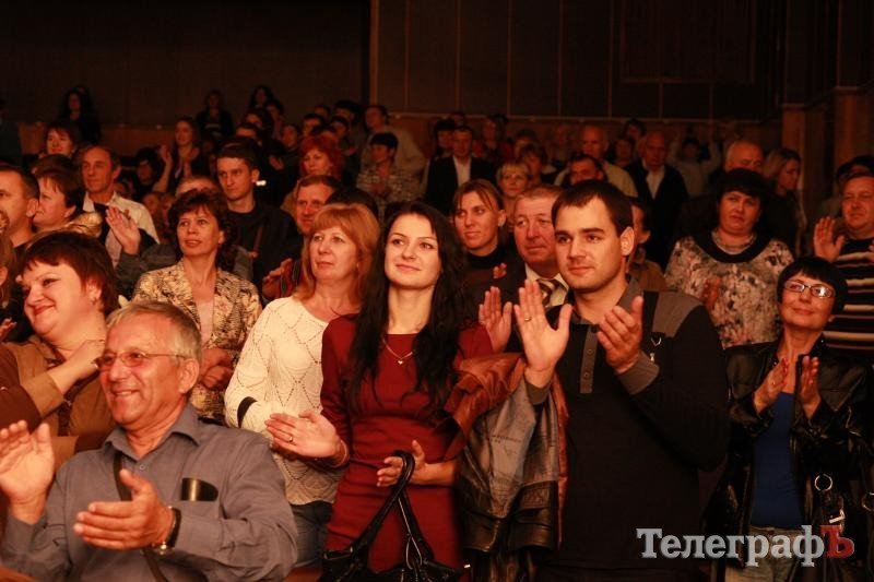 В Кременчуге 30 джигитов из Кутаиси танцевали с мечами, метали ножи и даже исполнили... гопак (ФОТО) В Кременчуге 30 джигитов из Кутаиси танцевали с мечами, метали ножи и даже исполнили... гопак (ФОТО)