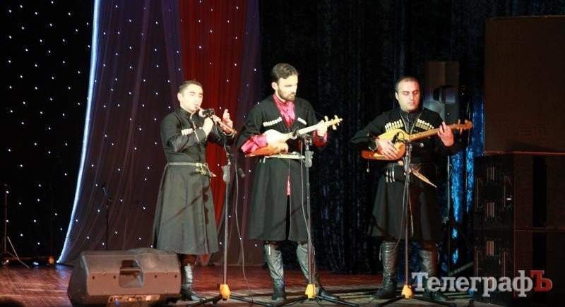 В Кременчуге 30 джигитов из Кутаиси танцевали с мечами, метали ножи и даже исполнили... гопак (ФОТО) В Кременчуге 30 джигитов из Кутаиси танцевали с мечами, метали ножи и даже исполнили... гопак (ФОТО)