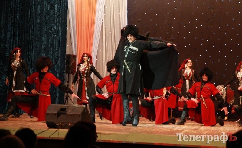 В Кременчуге 30 джигитов из Кутаиси танцевали с мечами, метали ножи и даже исполнили... гопак (ФОТО) В Кременчуге 30 джигитов из Кутаиси танцевали с мечами, метали ножи и даже исполнили... гопак (ФОТО)