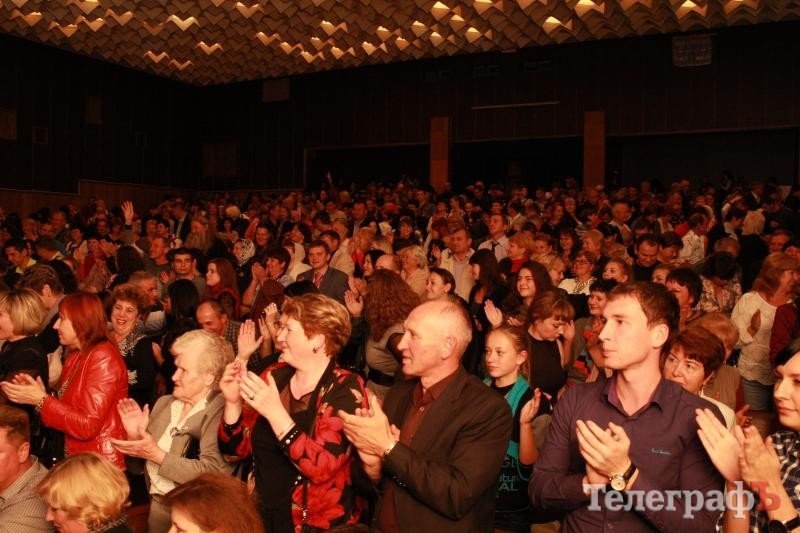 В Кременчуге 30 джигитов из Кутаиси танцевали с мечами, метали ножи и даже исполнили... гопак (ФОТО) В Кременчуге 30 джигитов из Кутаиси танцевали с мечами, метали ножи и даже исполнили... гопак (ФОТО)