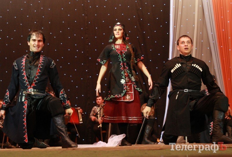 В Кременчуге 30 джигитов из Кутаиси танцевали с мечами, метали ножи и даже исполнили... гопак (ФОТО) В Кременчуге 30 джигитов из Кутаиси танцевали с мечами, метали ножи и даже исполнили... гопак (ФОТО)