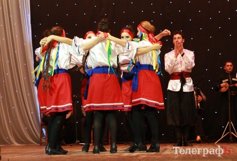 В Кременчуге 30 джигитов из Кутаиси танцевали с мечами, метали ножи и даже исполнили... гопак (ФОТО) В Кременчуге 30 джигитов из Кутаиси танцевали с мечами, метали ножи и даже исполнили... гопак (ФОТО)