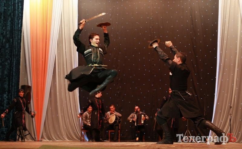 В Кременчуге 30 джигитов из Кутаиси танцевали с мечами, метали ножи и даже исполнили... гопак (ФОТО) В Кременчуге 30 джигитов из Кутаиси танцевали с мечами, метали ножи и даже исполнили... гопак (ФОТО)