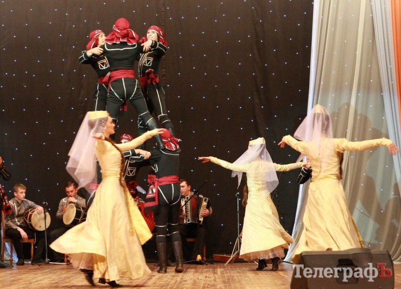 В Кременчуге 30 джигитов из Кутаиси танцевали с мечами, метали ножи и даже исполнили... гопак (ФОТО) В Кременчуге 30 джигитов из Кутаиси танцевали с мечами, метали ножи и даже исполнили... гопак (ФОТО)