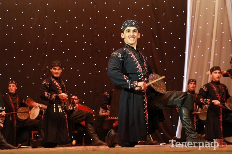 В Кременчуге 30 джигитов из Кутаиси танцевали с мечами, метали ножи и даже исполнили... гопак (ФОТО) В Кременчуге 30 джигитов из Кутаиси танцевали с мечами, метали ножи и даже исполнили... гопак (ФОТО)