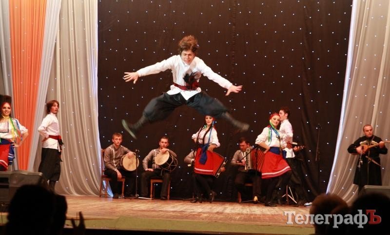 В Кременчуге 30 джигитов из Кутаиси танцевали с мечами, метали ножи и даже исполнили... гопак (ФОТО) В Кременчуге 30 джигитов из Кутаиси танцевали с мечами, метали ножи и даже исполнили... гопак (ФОТО)