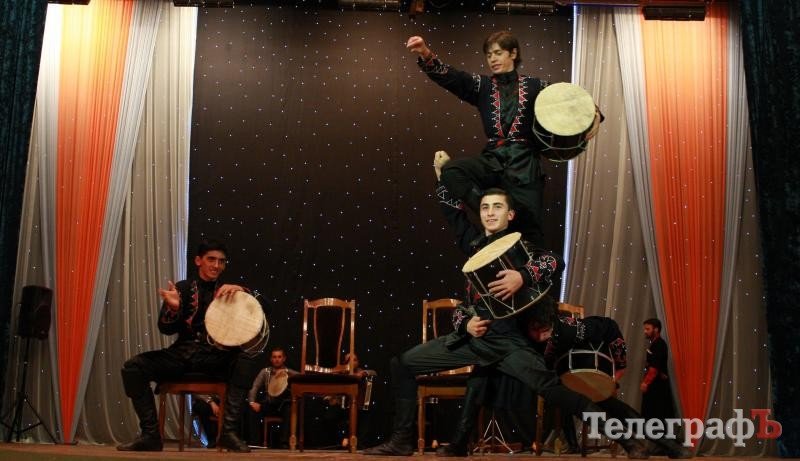 В Кременчуге 30 джигитов из Кутаиси танцевали с мечами, метали ножи и даже исполнили... гопак (ФОТО) В Кременчуге 30 джигитов из Кутаиси танцевали с мечами, метали ножи и даже исполнили... гопак (ФОТО)