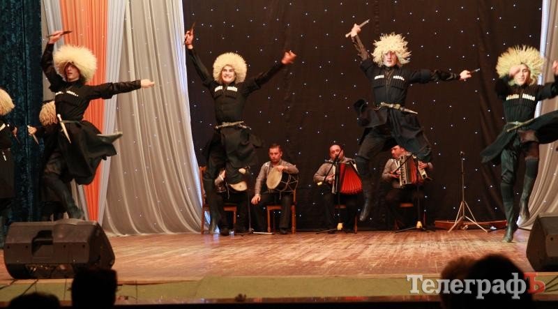 В Кременчуге 30 джигитов из Кутаиси танцевали с мечами, метали ножи и даже исполнили... гопак (ФОТО) В Кременчуге 30 джигитов из Кутаиси танцевали с мечами, метали ножи и даже исполнили... гопак (ФОТО)