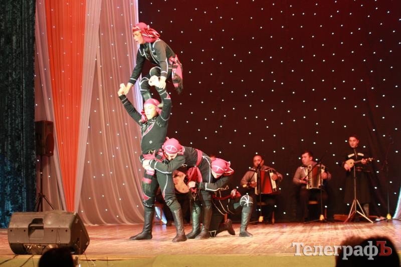 В Кременчуге 30 джигитов из Кутаиси танцевали с мечами, метали ножи и даже исполнили... гопак (ФОТО) В Кременчуге 30 джигитов из Кутаиси танцевали с мечами, метали ножи и даже исполнили... гопак (ФОТО)