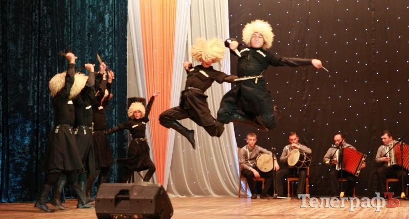 В Кременчуге 30 джигитов из Кутаиси танцевали с мечами, метали ножи и даже исполнили... гопак (ФОТО) В Кременчуге 30 джигитов из Кутаиси танцевали с мечами, метали ножи и даже исполнили... гопак (ФОТО)