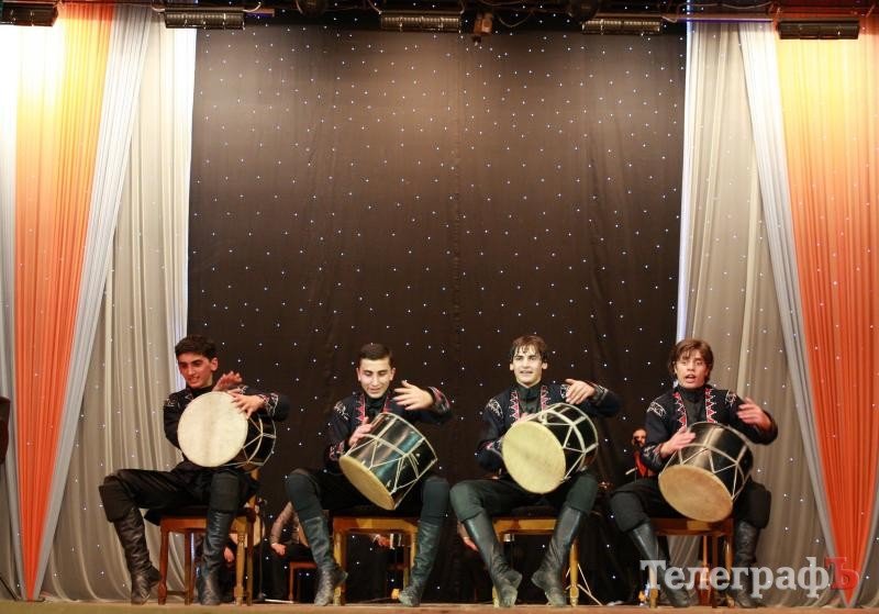 В Кременчуге 30 джигитов из Кутаиси танцевали с мечами, метали ножи и даже исполнили... гопак (ФОТО) В Кременчуге 30 джигитов из Кутаиси танцевали с мечами, метали ножи и даже исполнили... гопак (ФОТО)