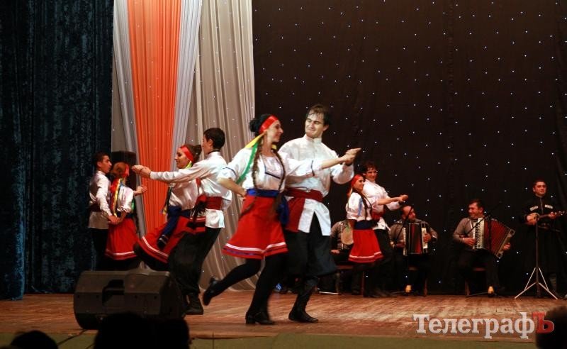 В Кременчуге 30 джигитов из Кутаиси танцевали с мечами, метали ножи и даже исполнили... гопак (ФОТО) В Кременчуге 30 джигитов из Кутаиси танцевали с мечами, метали ножи и даже исполнили... гопак (ФОТО)