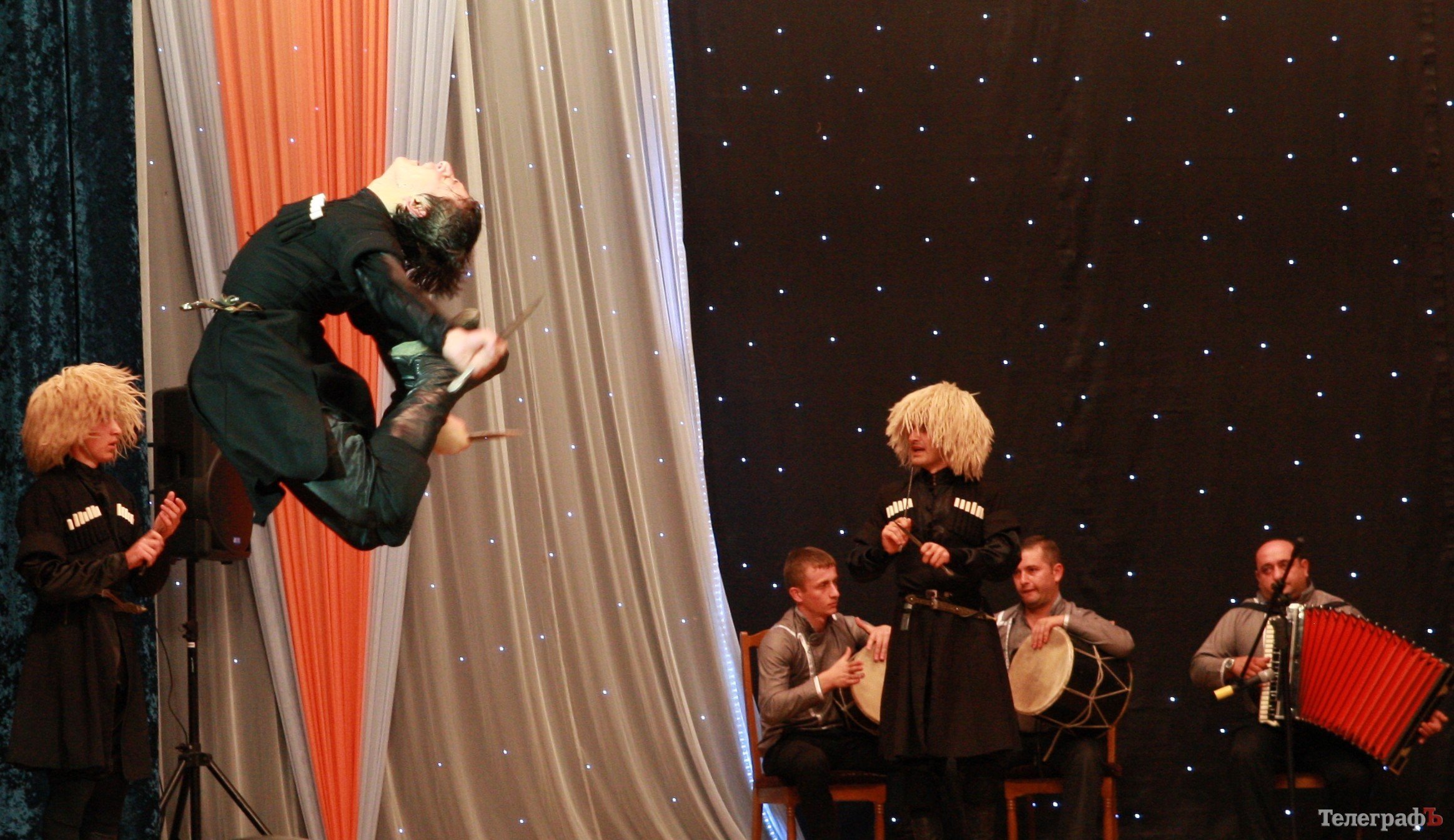 В Кременчуге 30 джигитов из Кутаиси танцевали с мечами, метали ножи и даже исполнили... гопак (ФОТО) В Кременчуге 30 джигитов из Кутаиси танцевали с мечами, метали ножи и даже исполнили... гопак (ФОТО)