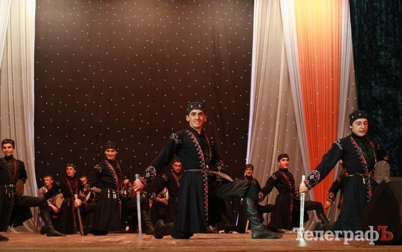 В Кременчуге 30 джигитов из Кутаиси танцевали с мечами, метали ножи и даже исполнили... гопак (ФОТО) В Кременчуге 30 джигитов из Кутаиси танцевали с мечами, метали ножи и даже исполнили... гопак (ФОТО)