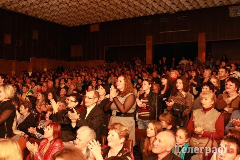 В Кременчуге 30 джигитов из Кутаиси танцевали с мечами, метали ножи и даже исполнили... гопак (ФОТО) В Кременчуге 30 джигитов из Кутаиси танцевали с мечами, метали ножи и даже исполнили... гопак (ФОТО)