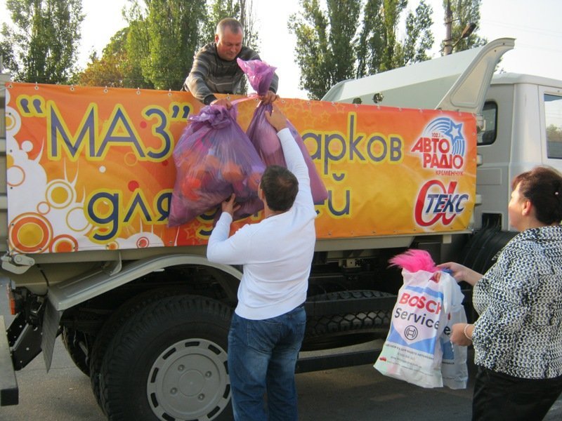 В Кременчуге стартовала благотворительная акция "Автомобилисты детям. "МАЗ" подарков для детей" В Кременчуге стартовала благотворительная акция "Автомобилисты детям. "МАЗ" подарков для детей"